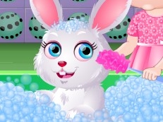 Игра Малышка Купает Кролика
